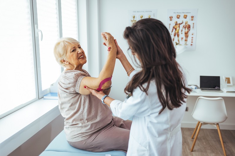 Amikor felemeli a kezét, fáj a válla? Ez az ütközési szindróma