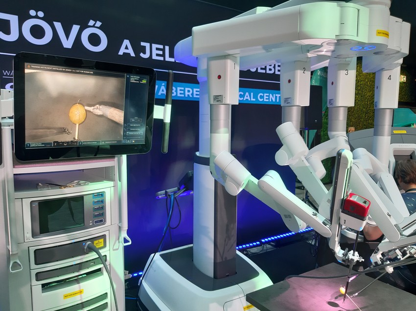 A sebész kezének mozdulatát analizáló szoftver pedig képes kiszűrni a bizonytalan mozgásokat, a kézremegést, ezzel precízebbé és biztonságosabbá válik az eljárás.  Egy szőlőszemen mutatták be, mire képes a da Vinci robot: a szőlőszemet tökéletes vágástechnikával meghámozták, majd a héját percek alatt finom öltésekkel vissza is varrták a helyére.