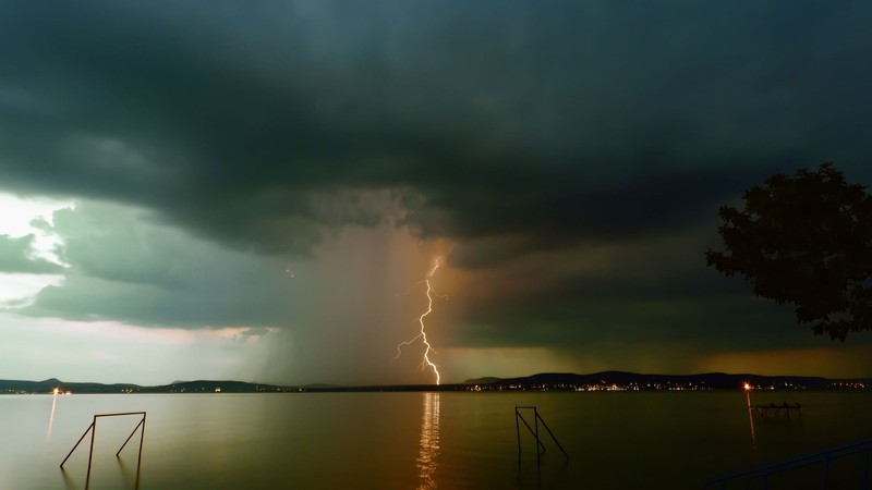 Indul a viharjelző szezon a hazai tavaknál: ezekre figyeljen