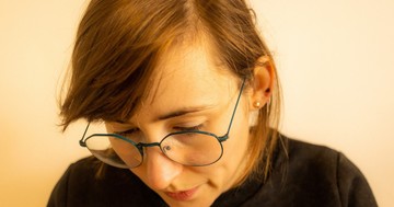 Ezt jelenti, ha valaki kerüli a szemkontaktust