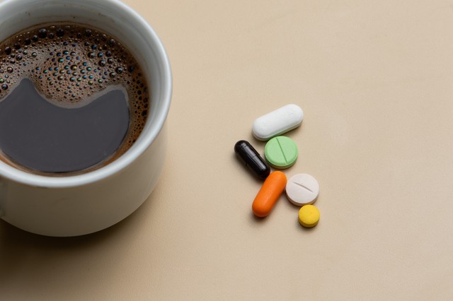 Ezért ne vegye be a gyógyszereit teával, kávéval és gyümölcslével