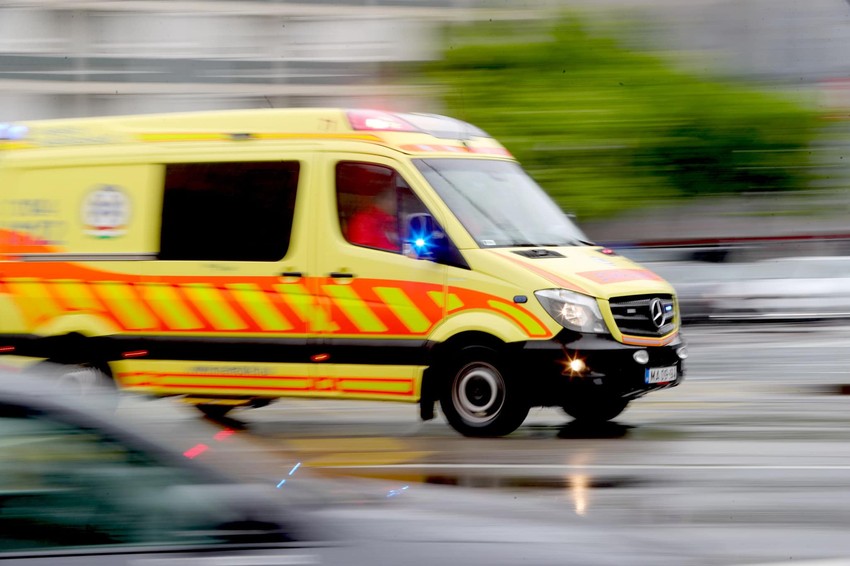 Jókor voltak jó helyen a mentők - a közeli rendőrkapitányságról is többen a beteg segítségére sietettek.