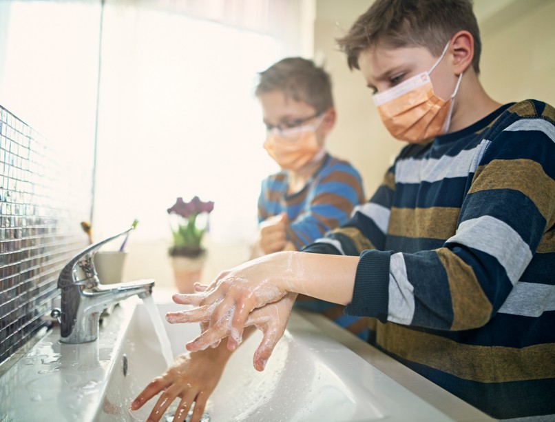 gyerekek, kézmosás, kézfertőtlenítés, koronavírus
