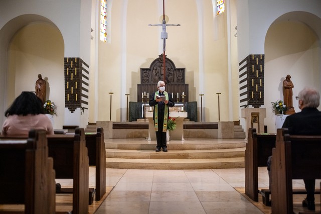 Koronavírus: karácsonykor kültéri miséket javasol a WHO