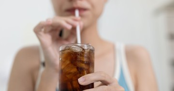 Nem csak az alkohol veszélyes: ezek az italok alattomosan károsíthatják a máját