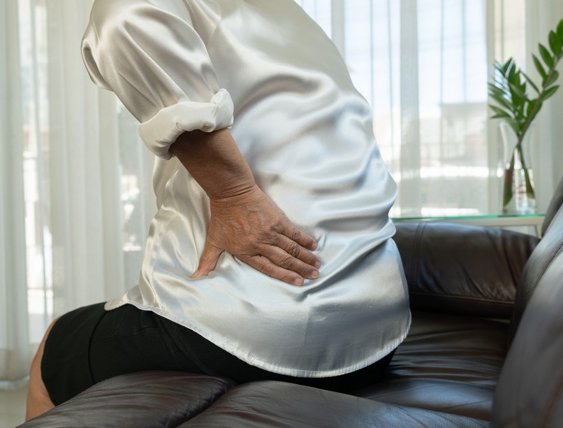 egyik oldalon fájdalom derék derékfájás veserák tünetei