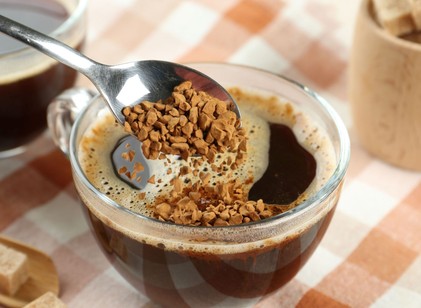 Instant kávé: barát vagy ellenség? Amit érdemes tudnia, mielőtt a következő csészéért nyúl című cikk nyitóképe