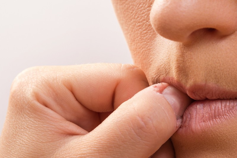 Gyulladásos bélbetegséget okozhat, ha ezt teszi a körmével!