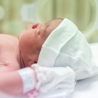 Először adtak agykárosodott újszülötteknek terápiás céllal anyatejet orrjáratba hazánkban című cikk nyitóképe