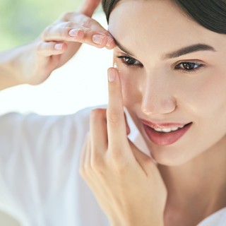 Kontaktlencse nyáron: így óvja a szemét a hőségben, vízparton és nyaraláskor című cikk nyitóképe