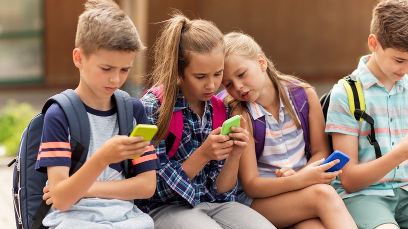 serdülő digitális közösségi média