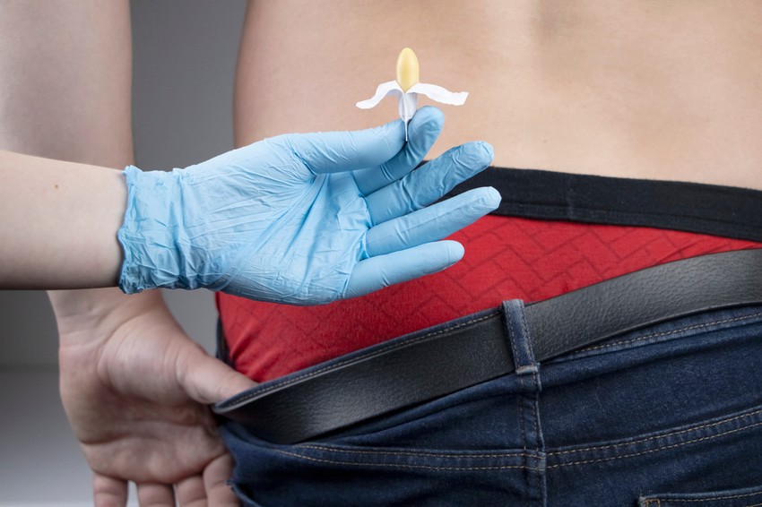 A végbélviszketés kenőcs, kúp alkalmazásával is enyhíthető, de mindenképpen javasolt egy szakorvos felkeresése, hiszen a vizsgálat nélkül alkalmazott végbélviszketés elleni kenőcsök, kúpok sok esetben csak tüneti kezelést jelentenek, nem a probléma forrását szüntetik meg. 