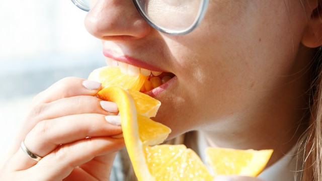 Miért nem jó narancsevés után rögtön fogat mosni?