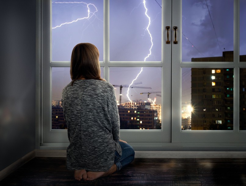 éjszaka vihar dörög villámlik alvás