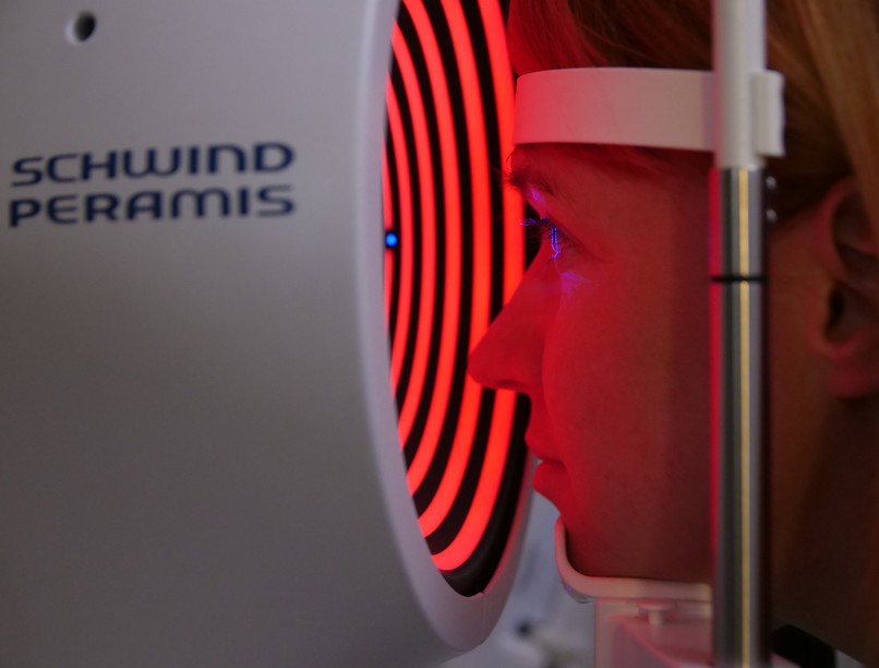 Sasszemklinika csúcstechnológiás mérőeszköze, a Schwind Peramis vizsgálat közben