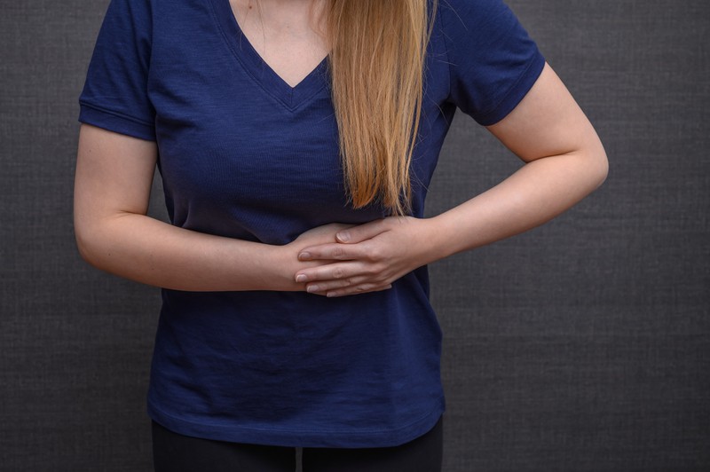 Bal bordaív alatti fájdalom evés után: ez lehet az oka