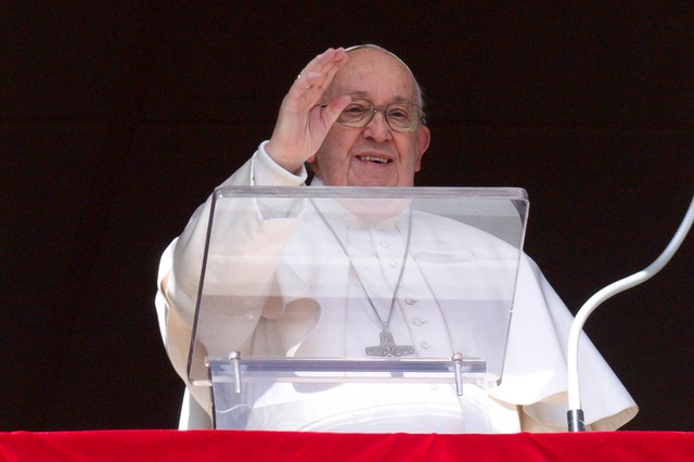 Vatikán: az orvosok szerint Ferenc pápa túl van a közvetlen életveszélyen