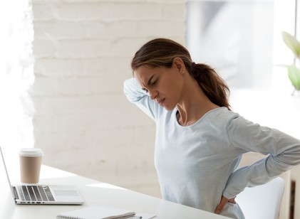 Kisugárzó fájdalom a lábba és a karba: ezek a porckorongsérv kezdeti tünetei című cikk nyitóképe