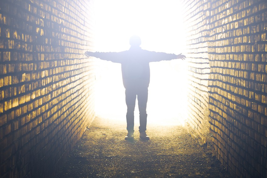 A halál témája mindig is foglalkoztatta az emberiséget, hiszen az élet végének módja sokak számára fontos kérdés. A békés halál nem feltétlenül az alvás közbeni elmúlás, ahogy azt sokan gondolják. 