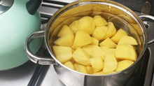 Ön is felkockázza a krumplit, mielőtt a vízbe rakja? A dietetikus szerint nem jó ötlet! című cikk nyitóképe