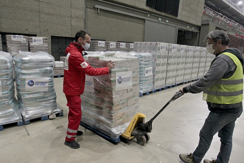 21 tonnányi adomány érkezett a Vöröskereszthez