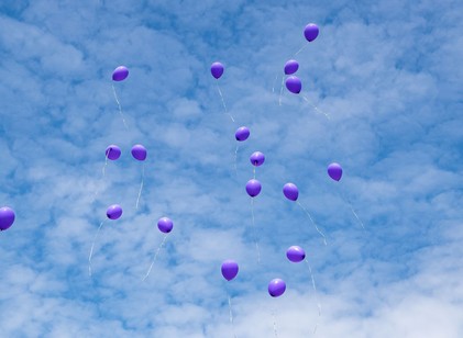 Lila lufi és könnyes mosoly: így adtak reményt a gyerekek a kórházban fekvő társaiknak című cikk nyitóképe