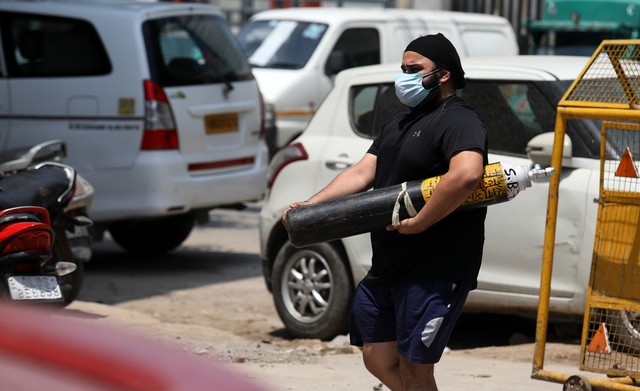 Koronavírus: Indiában már poroltót adnak el oxigénpalack helyett