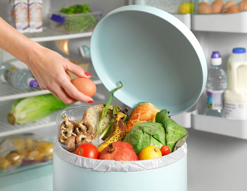 Kiderült, ennyi élelmiszert dobnak ki a magyarok