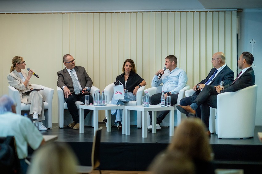 A fotón balról-jobbra: Bombera Krisztina, moderátor; Dr. Kis János Tibor - belgyógyász-diabetológus;  Dr. Török Dóra, gyermek és felnőtt endokrinológus; Nagy Roland, érintett beteg, a háromszoros Európa-bajnok Magyar Cukorbeteg Futsalválogatott csapatkapitánya; Prof. Dr. Lengyel Csaba, belgyógyász-diabetológus-kardiológus, a Magyar Diabetes Társaság elnöke; Dr. Békássy Szabolcs, háziorvos, a Háziorvosok Online Szervezetének alapító-vezetője.