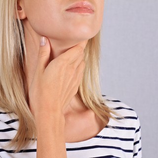 Ezek a tünetek figyelmeztetnek rá, hogy nagyobb a pajzsmirigyünk a kelleténél című cikk nyitóképe