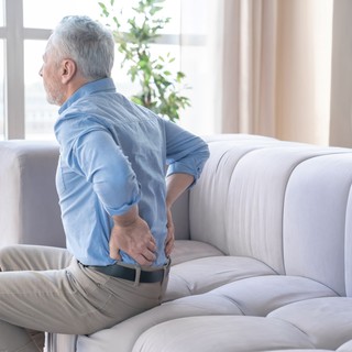 A hátfájás a 65 évnél idősebb férfiaknál az évek során komoly egészségromboló lavinát indít be című cikk nyitóképe