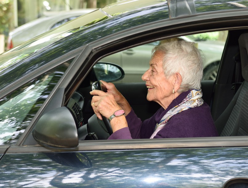 baleset idős sofőr