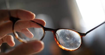  Karcos lett a szemüvege? Íme, mit érdemes otthon kipróbálni – és mit nem 