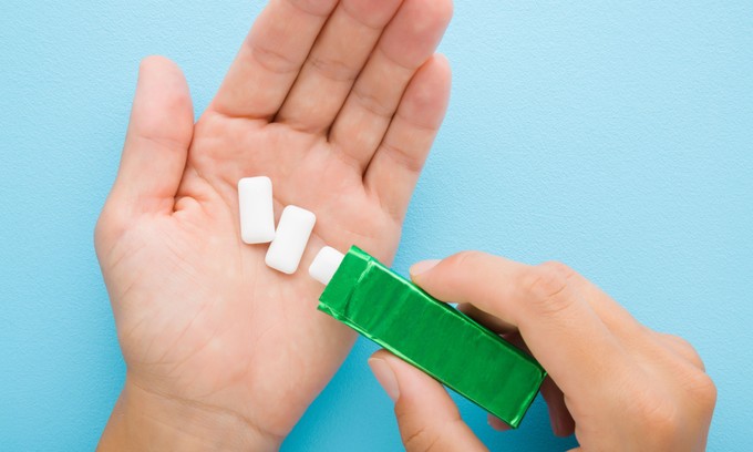 Milyen következményei lehetnek, ha a fiam sokat rágózik? Az orvos válaszol című cikk nyitóképe