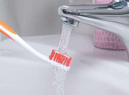 Benedvesíti a fogkeféjét fogmosás előtt? A szakértők elárulják, mit kockáztat ezzel című cikk nyitóképe