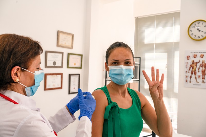 Negyedik oltás: nekik érdemes felvenni - itt a lista!