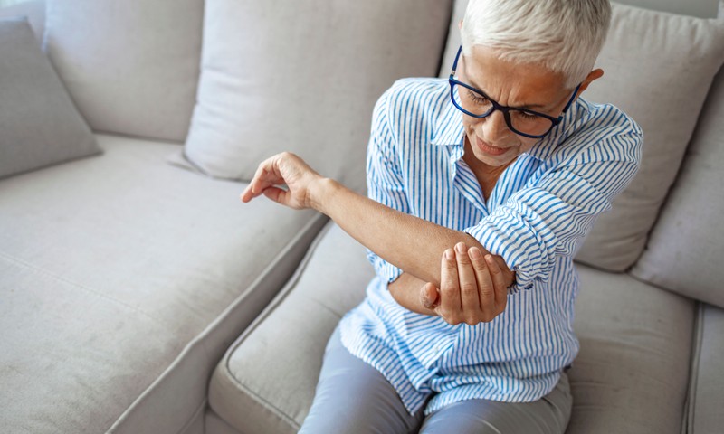 Ha ezen a ponton fáj a karja, amikor behajlítja, az teniszkönyököt jelezhet