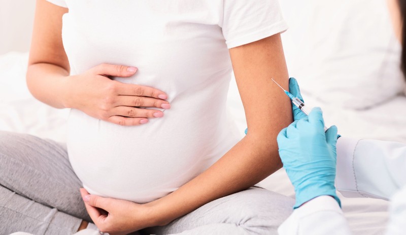 Érdemes várandósan beadatni a szamárköhögés és az RSV vakcinákat? Az orvos válaszol