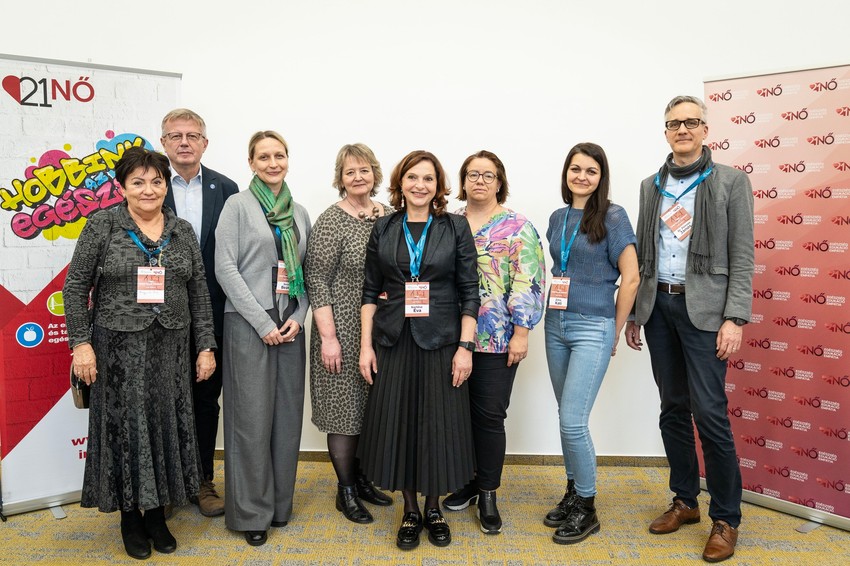 A zsűri mellett még Zima Kati szervező a 21nőtől és Dr. Pénzes János a Richter Gedeon Nyrt., A Digitális Kiválósági Központ globális vezetője szerepel— Zima Kati társaságában.