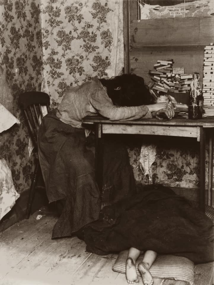 A fotó a kelet-londoni Bowban, a Bryant and May gyufagyárban készült, ahol 1400 nő és gyereklány gürcölt szörnyű körülmények között, az ipari forradalom korában. Ekkoriban a munkajogok jóformán nem léteztek,  a nők végezték a legalacsonyabb státuszú munkákat, csupa monoton és nehéz munkafolyamattal.  