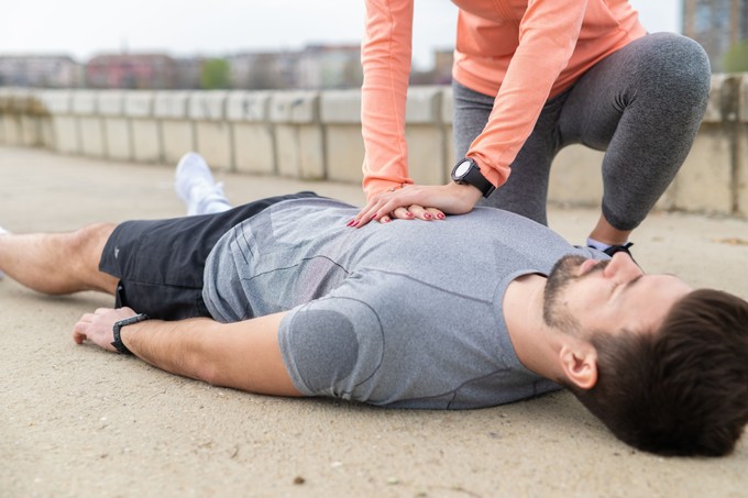 Segítségnyújtás az utcán – miért bámészkodunk, miért nem lépünk? című cikk nyitóképe