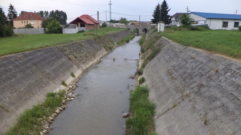 Egy férfit pillantottak meg a patak hídja alatt a helyiek, nem tudták él-e, hal-e?