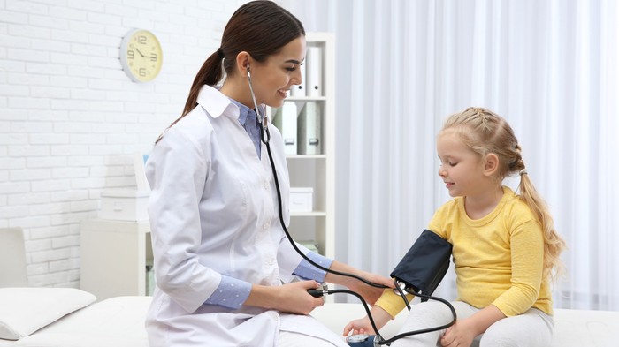 A gyermekorvosi vizsgálatra nagyjából 10 perccel többet kell szánni, mint a felnőttekére című cikk nyitóképe