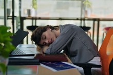Észrevétlenül kúsznak fel a kilók? Ez történik a testével, ha minden nap csak egy órával később fekszik le című cikk nyitóképe