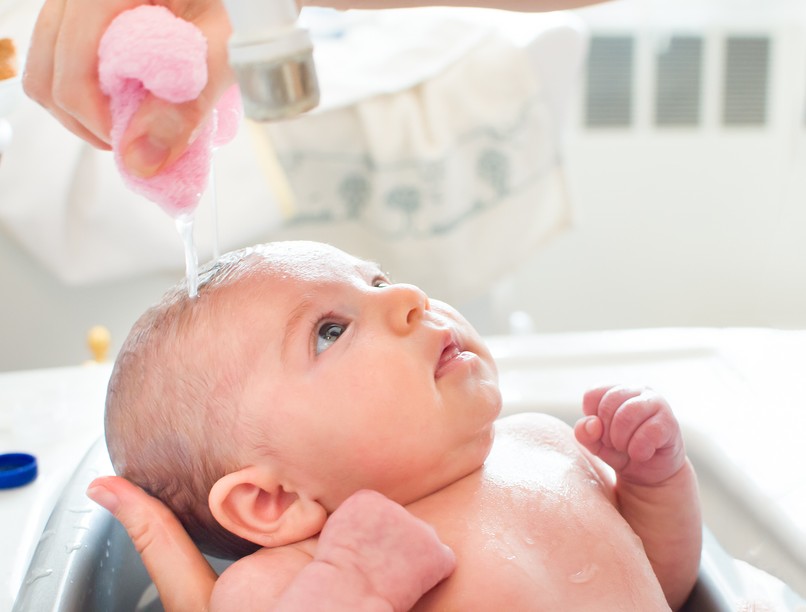 baba, fürdetés, újszülött fürdetése