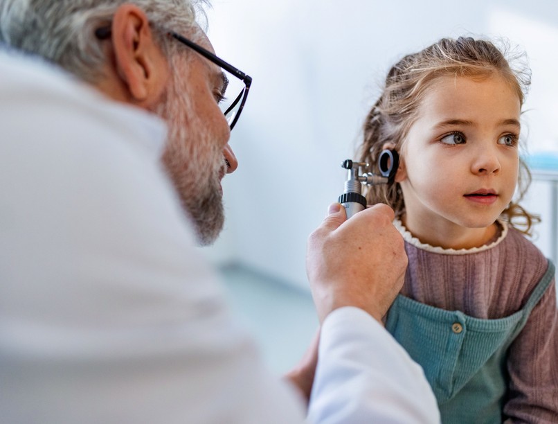 gyerek visszakérdez oka fül hallás