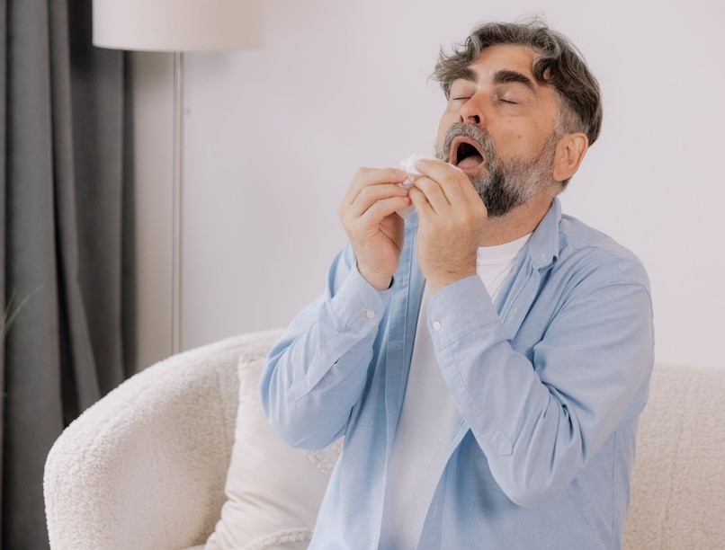 tüsszögés tüsszentés visszatartása veszély