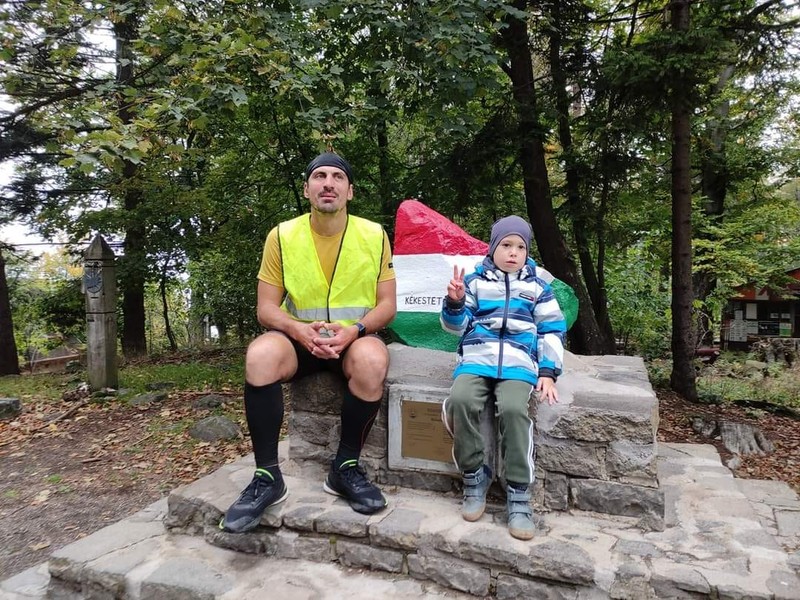 Agydaganatos kisfiú életéért fut egy magyar gyógypedagógus