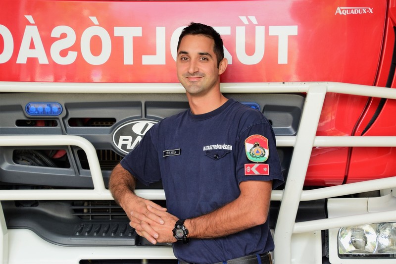 Összeesett a 87 éves bácsi az utcán, egy szabadnapos szekszárdi tűzoltó és egy buszsofőr segített rajta