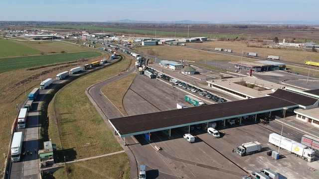 20 kilométeres sor tornyosul Hegyeshalomnál